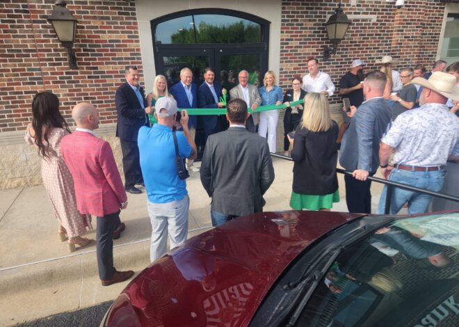 Valliance Bank Celebrates New Location With Ribbon Cutting